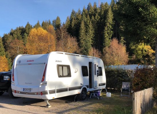 Wohnwagen vor einem Wald