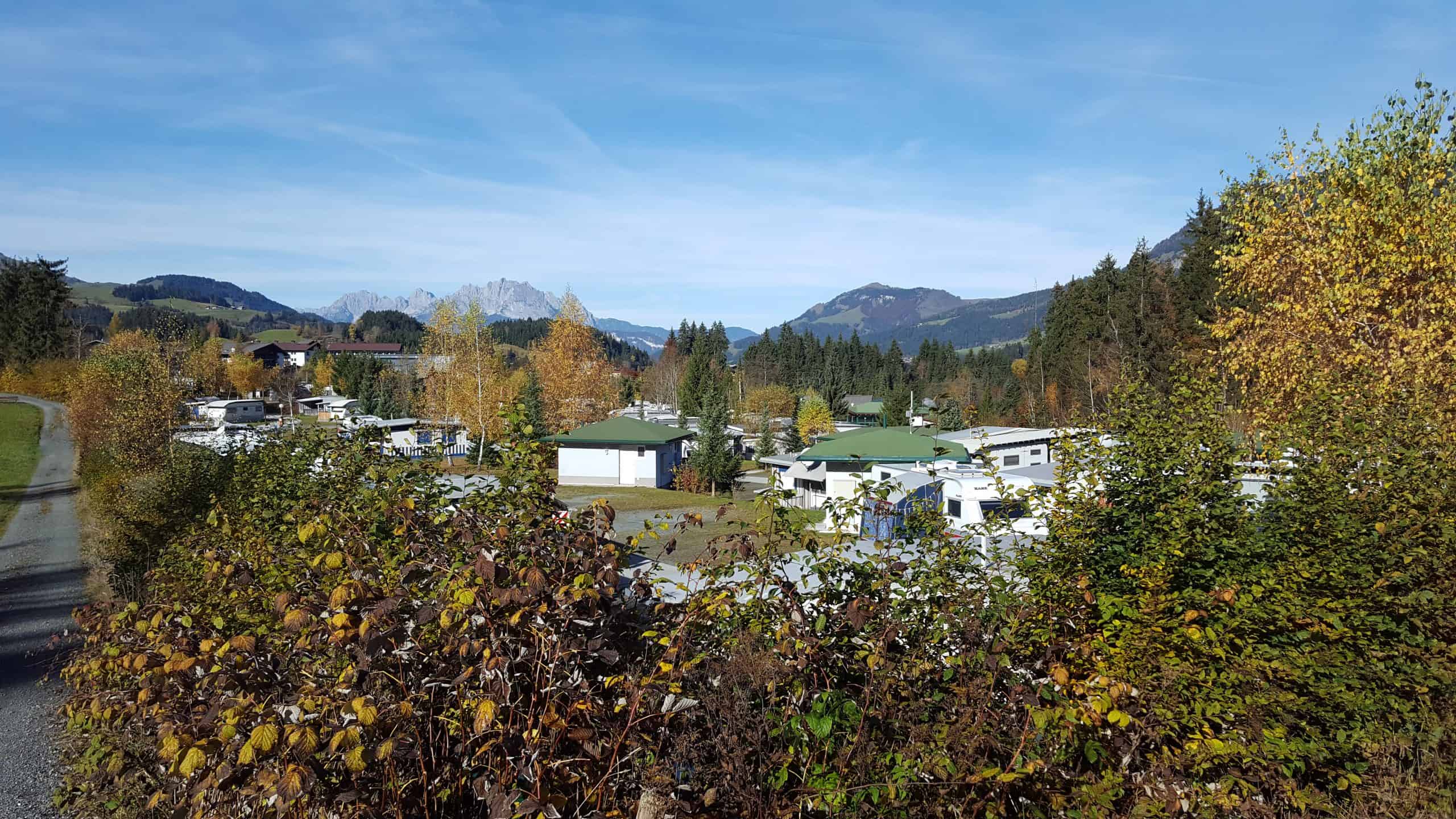Campingplatz mit festinstallierten Wohnwagen